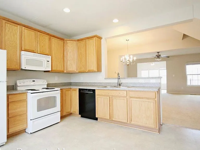2347 Abington Dr — Photo 2
