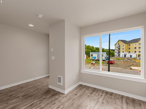 Bonus/office on Main floor