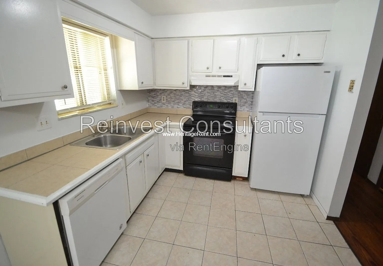 2 bed, 1.0 bath, 900 sqft, $1,095 — Photo 2