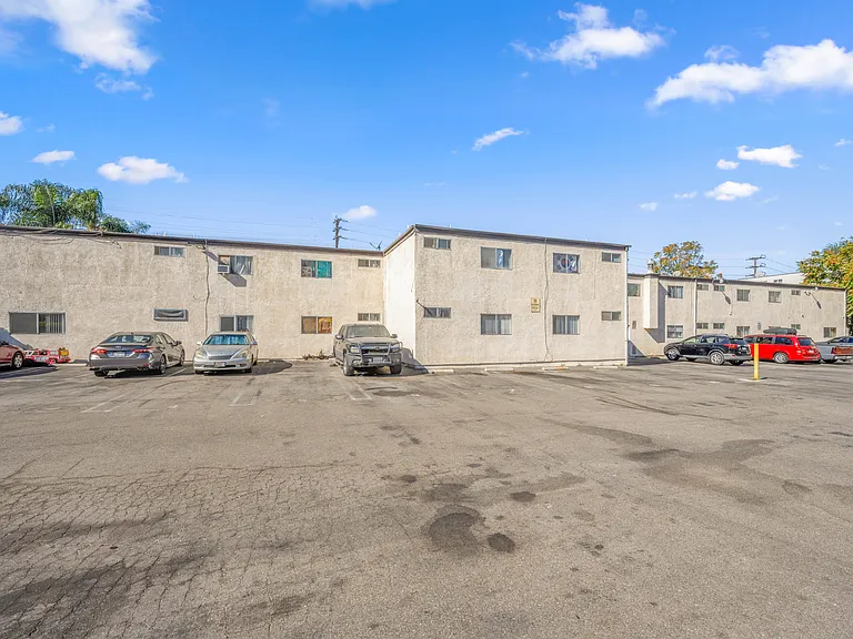 5900 Reseda Blvd — Photo 18