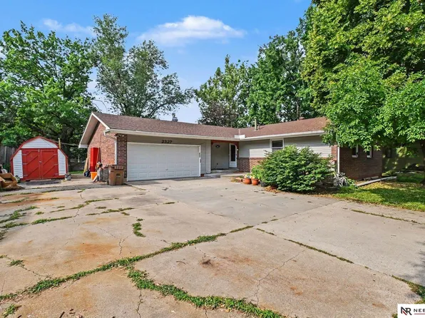 2327 S Canterbury Ln, Lincoln, NE 68512