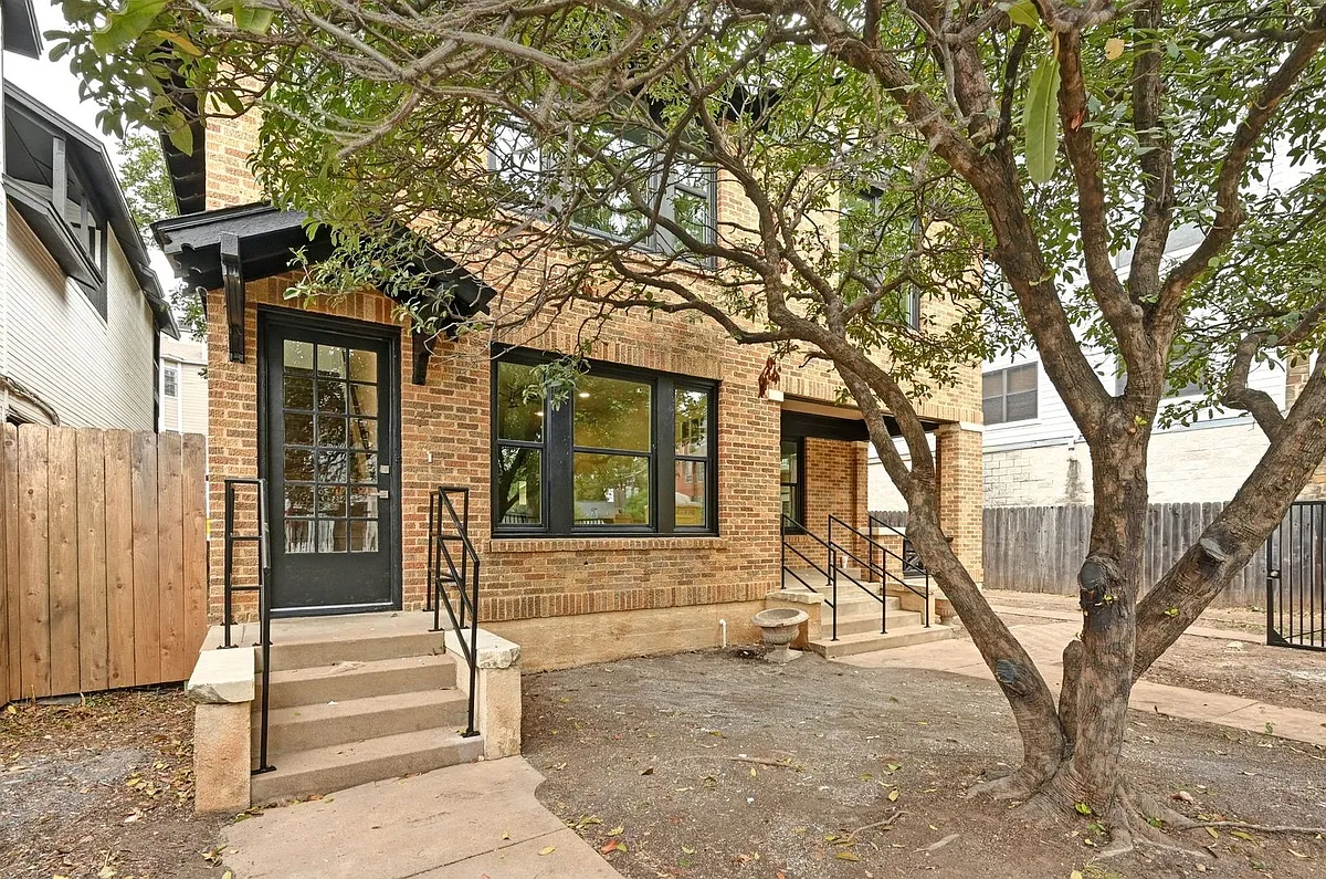 Building Photo - 910 W 22nd St #1/2