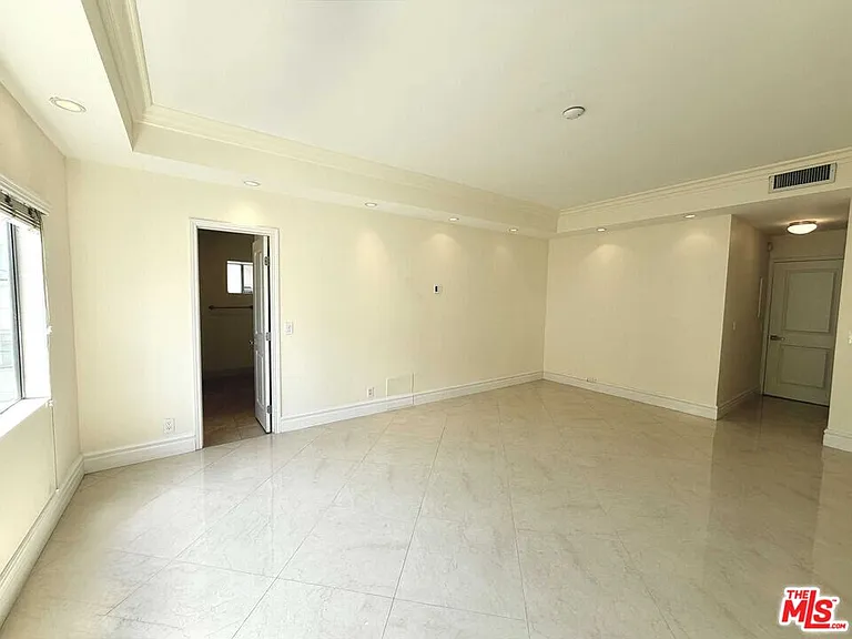 121 S Palm Dr #404 — Photo 33