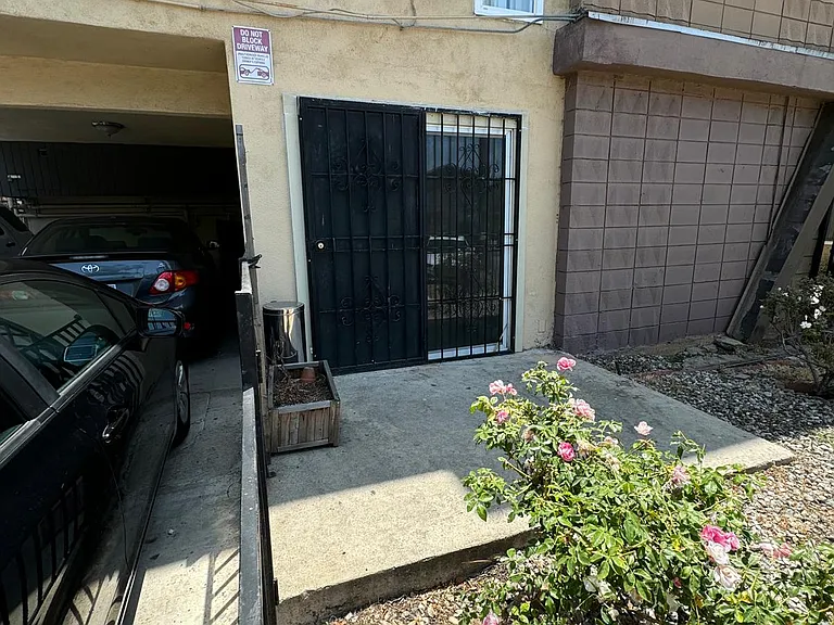 822 N Mariposa Ave — Photo 2