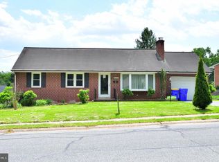 556 Oak Ridge Dr, Millersville, PA 17551