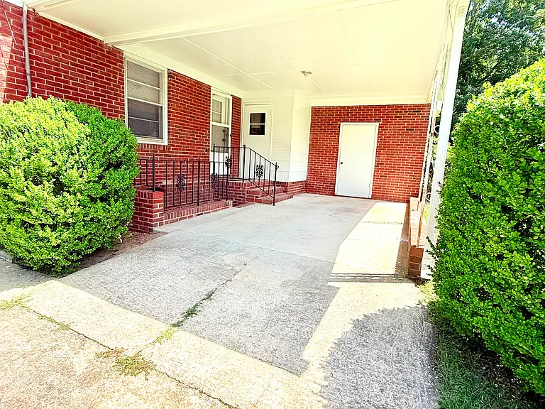 3130 Bancroft Ave — Photo 4