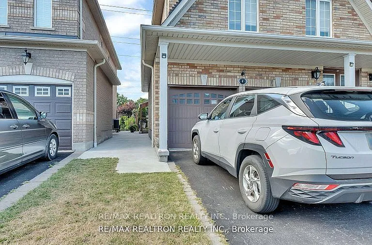 4 Oceanpearl Cres — Photo 1