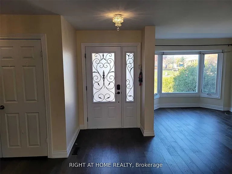 1080 Glenashton Dr #UPPER — Photo 3