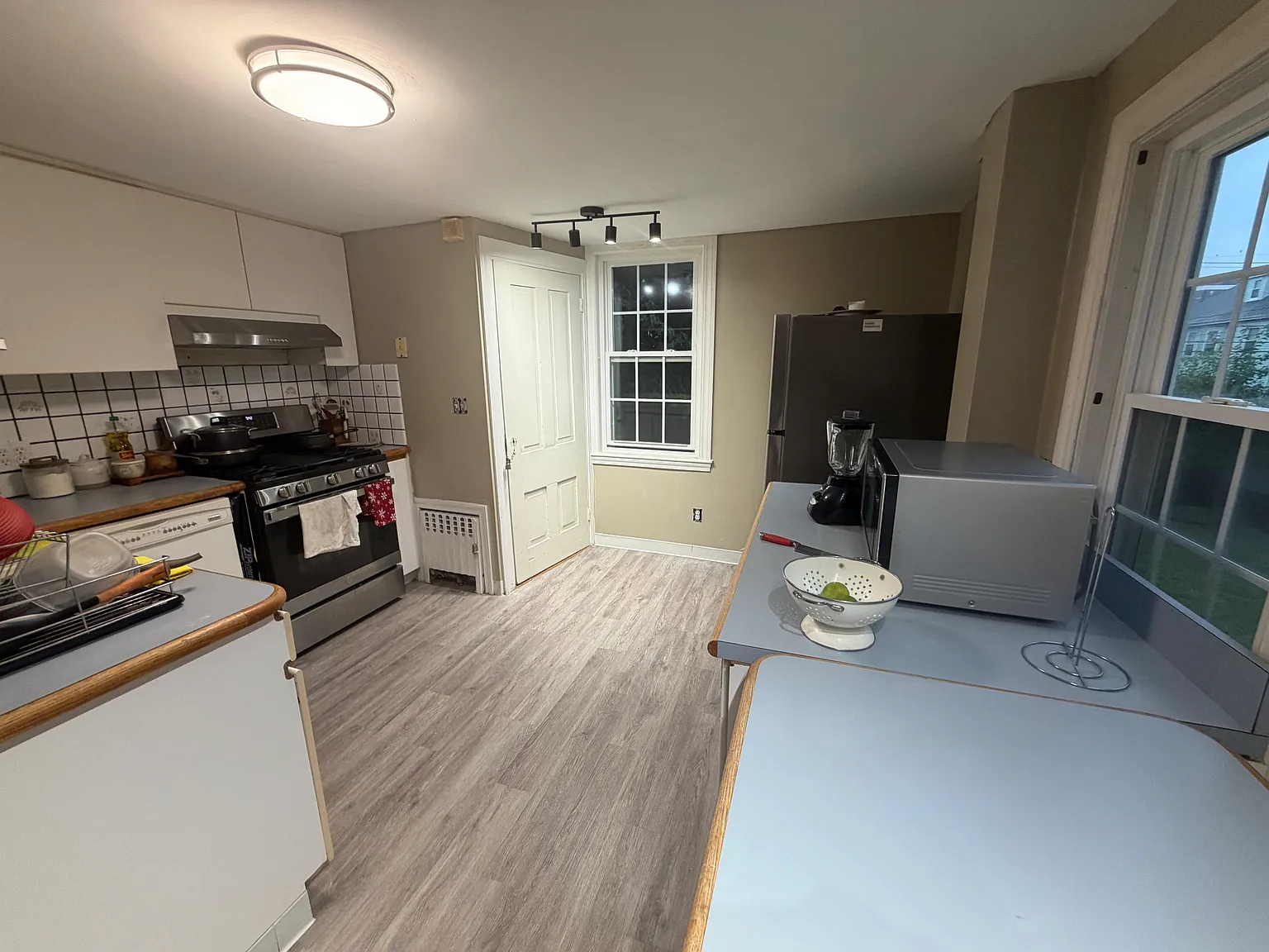 6 bed, 3200 sqft, $1,000 — Photo 1