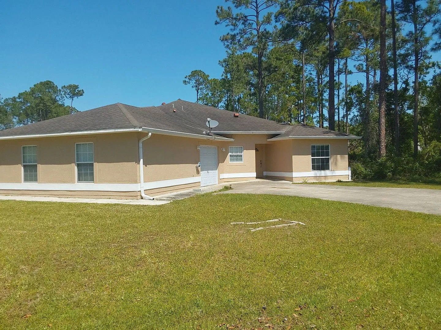 Unique 3/2/1 duplex with a private driveway and entrance! Partially fenced yard! Must see! — Photo 1