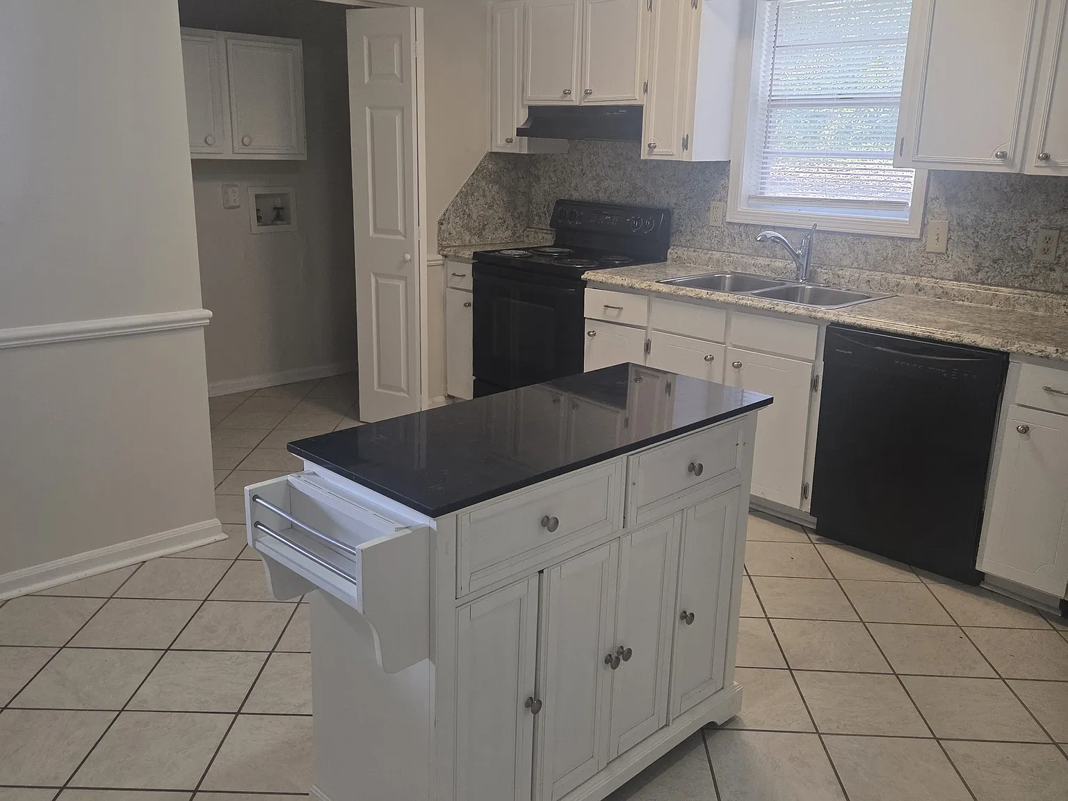3 bed, 1200 sqft, $1,650 — Photo 2