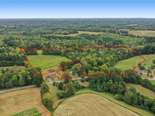 1 Bovendertown Rd, Yadkinville, NC 27055