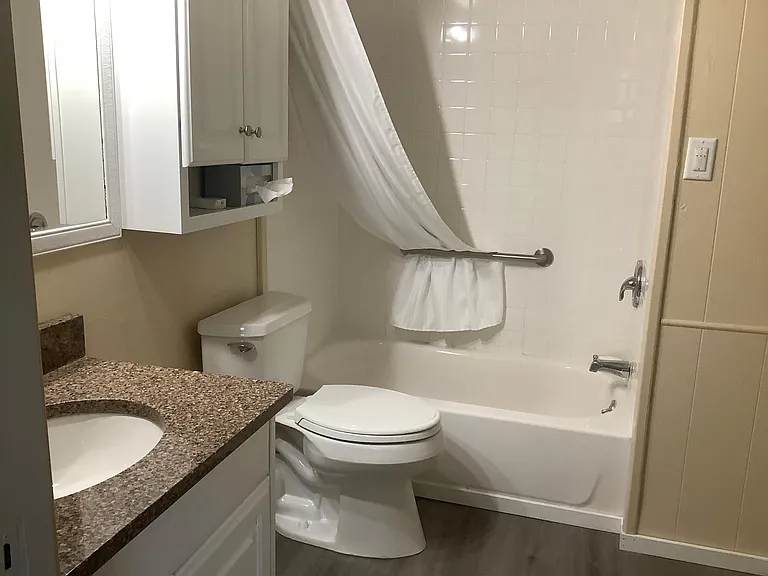 Main bathroom with Washer/Dryer (gas or electric) hookup
