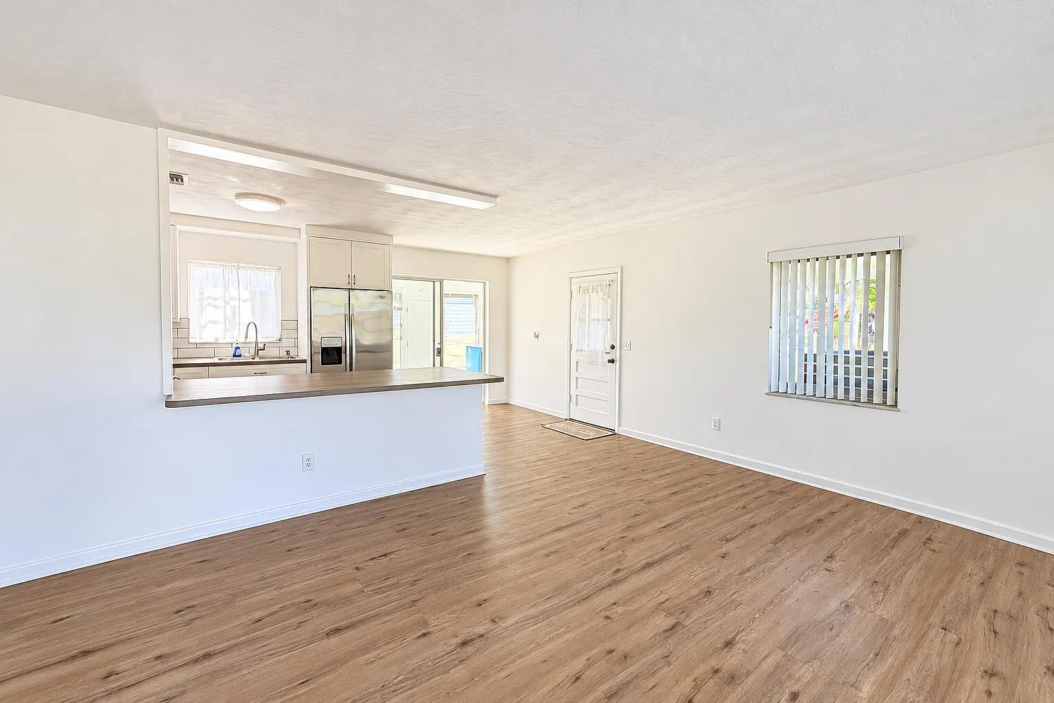 2 bed, 1.0 bath, 1027 sqft, $2,100 — Photo 2