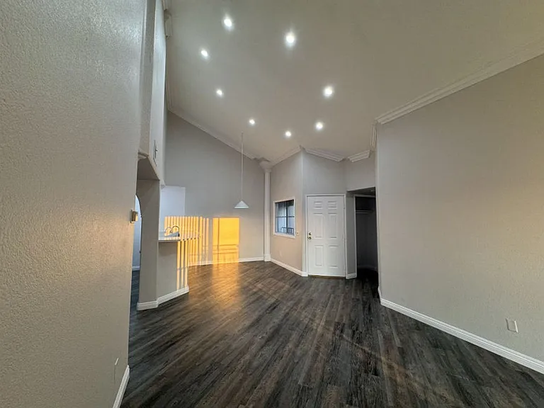 Alcantara Home Apts — Photo 29