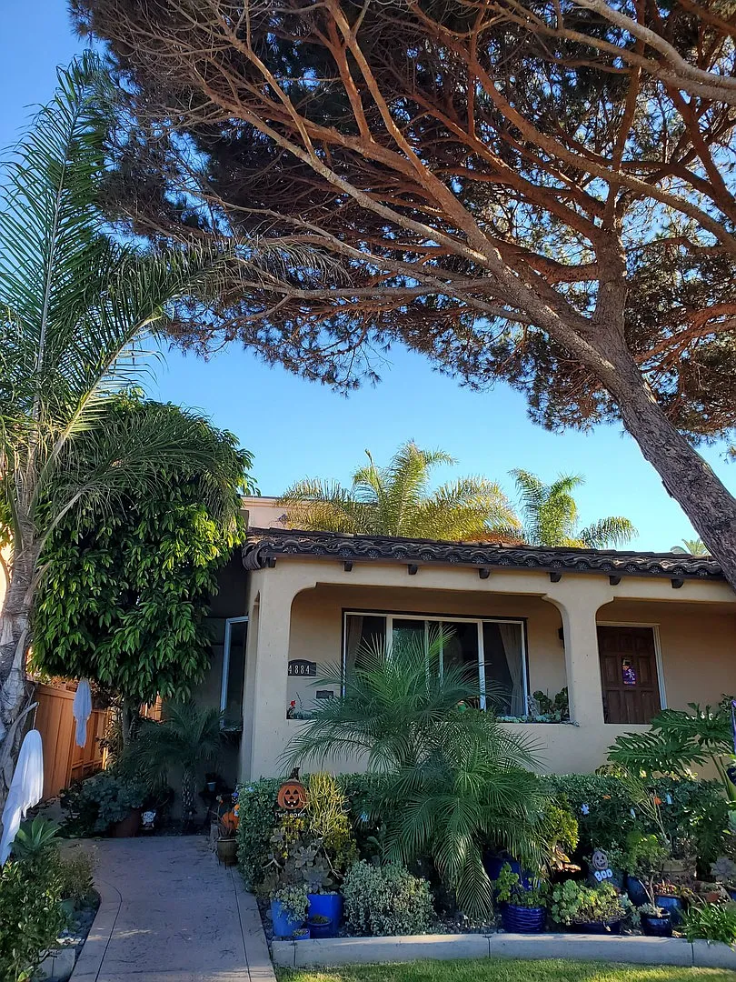 2 story condo with private balcony & roof deck - blocks from the Beach — Photo 3