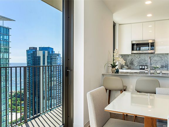 2nd image of 987 Queen St #3714