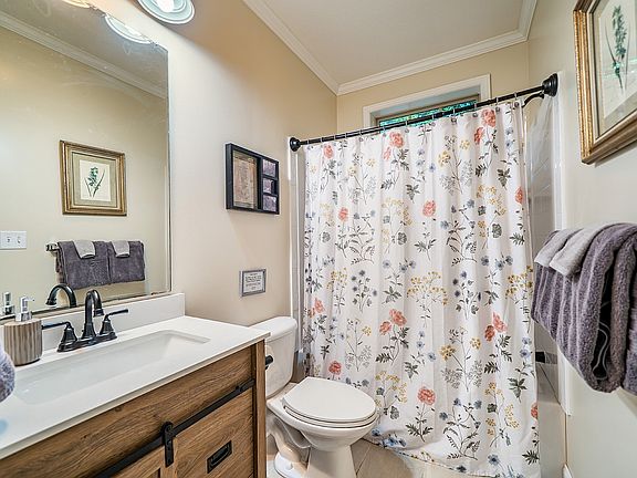 Hallway bathroom with shower/tub combo.
