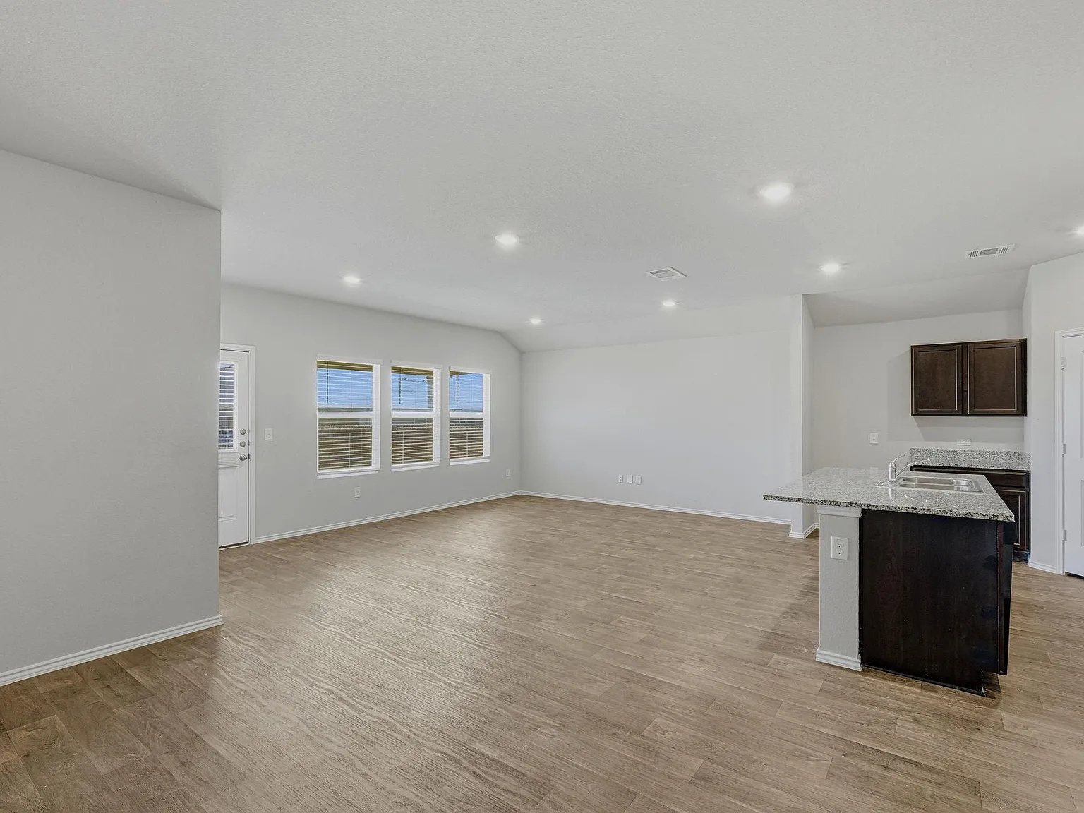 4 bed, 2.0 bath, 1845 sqft, $2,050 — Photo 2