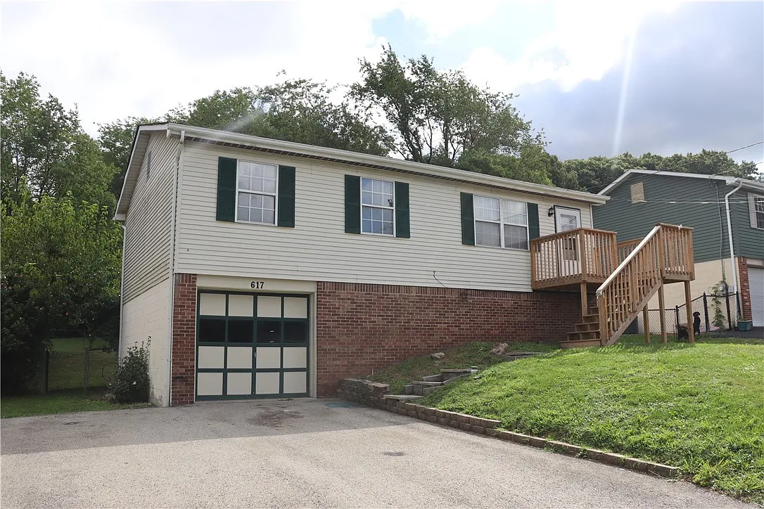 617 S Summit St photo 1