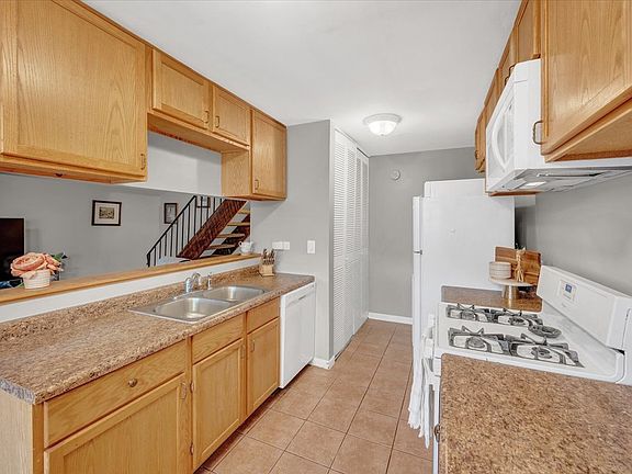 5th image of 485 James Ct Unit C