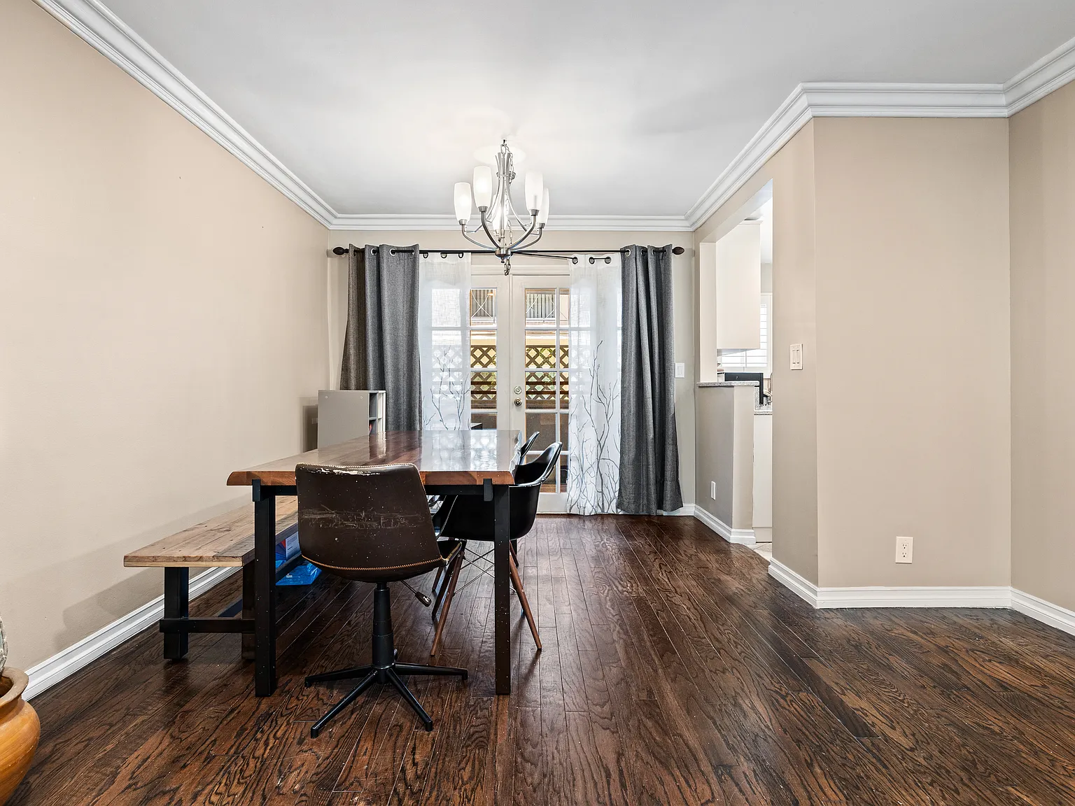 2 bed, 1045 sqft, $5,499 — Photo 3