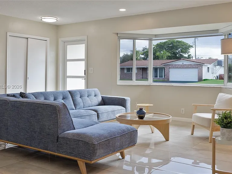 609 S Crescent Dr — Photo 5