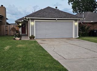 2306 N Lincoln Ave, Moore, OK 73160