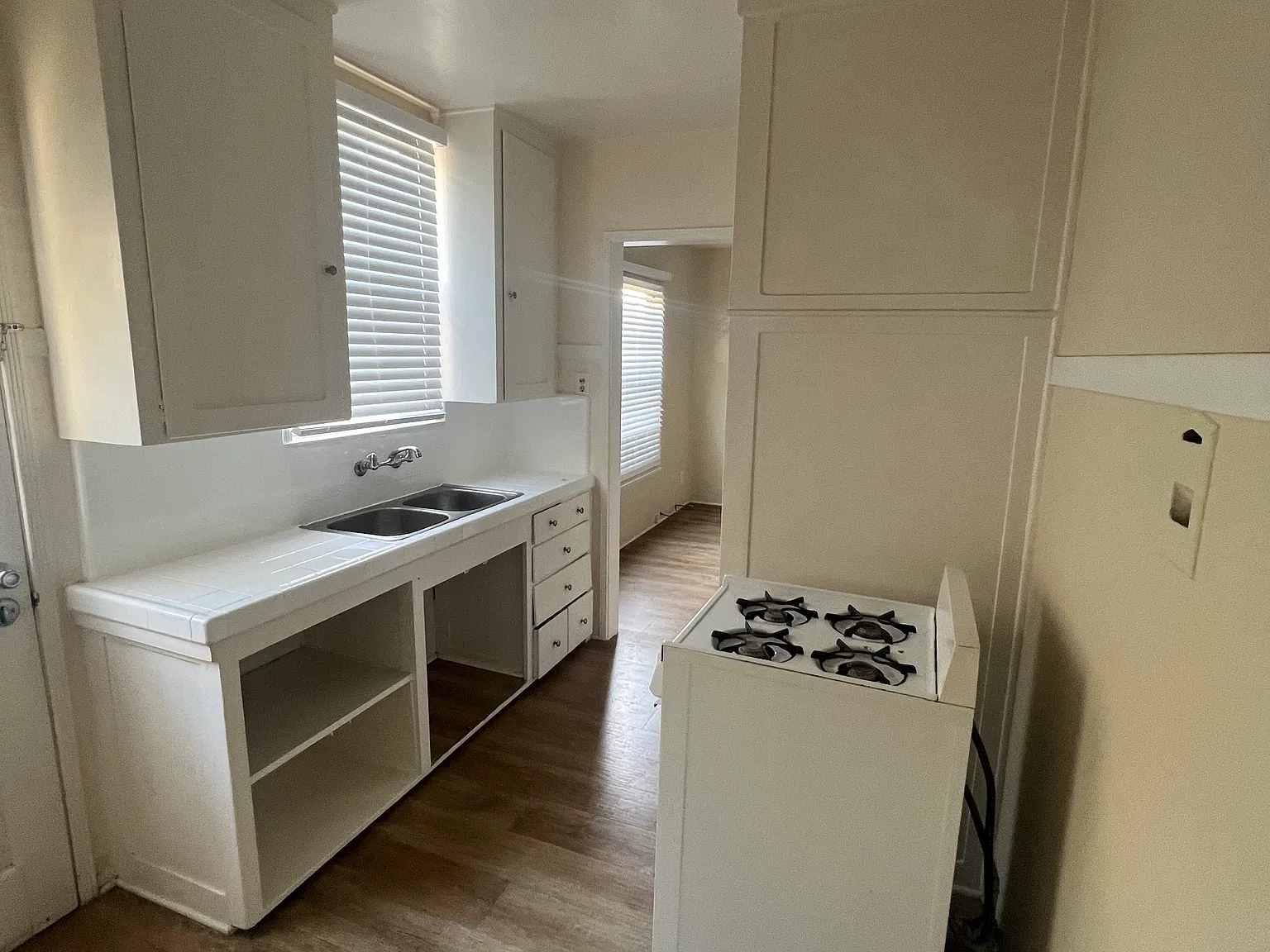 733 Daisy Ave — Photo 3