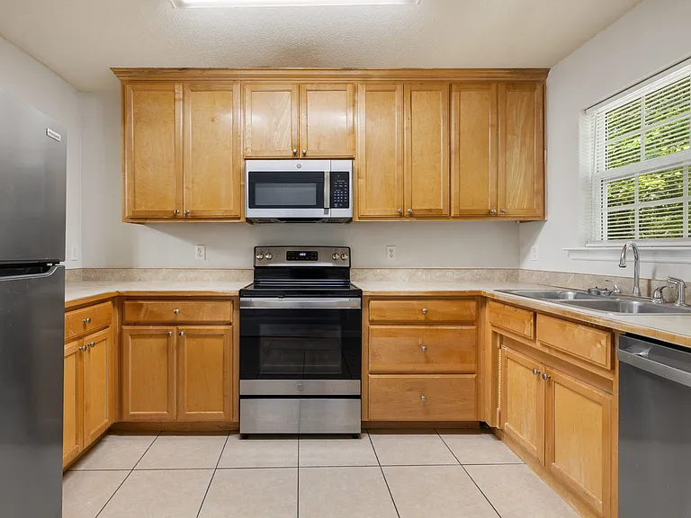 Beautiful 2bedroom 2.5 bath Townhome — Photo 13