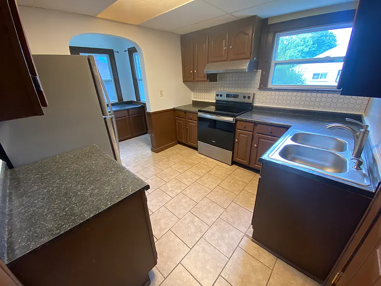 333 N Foster Ave — Photo 5