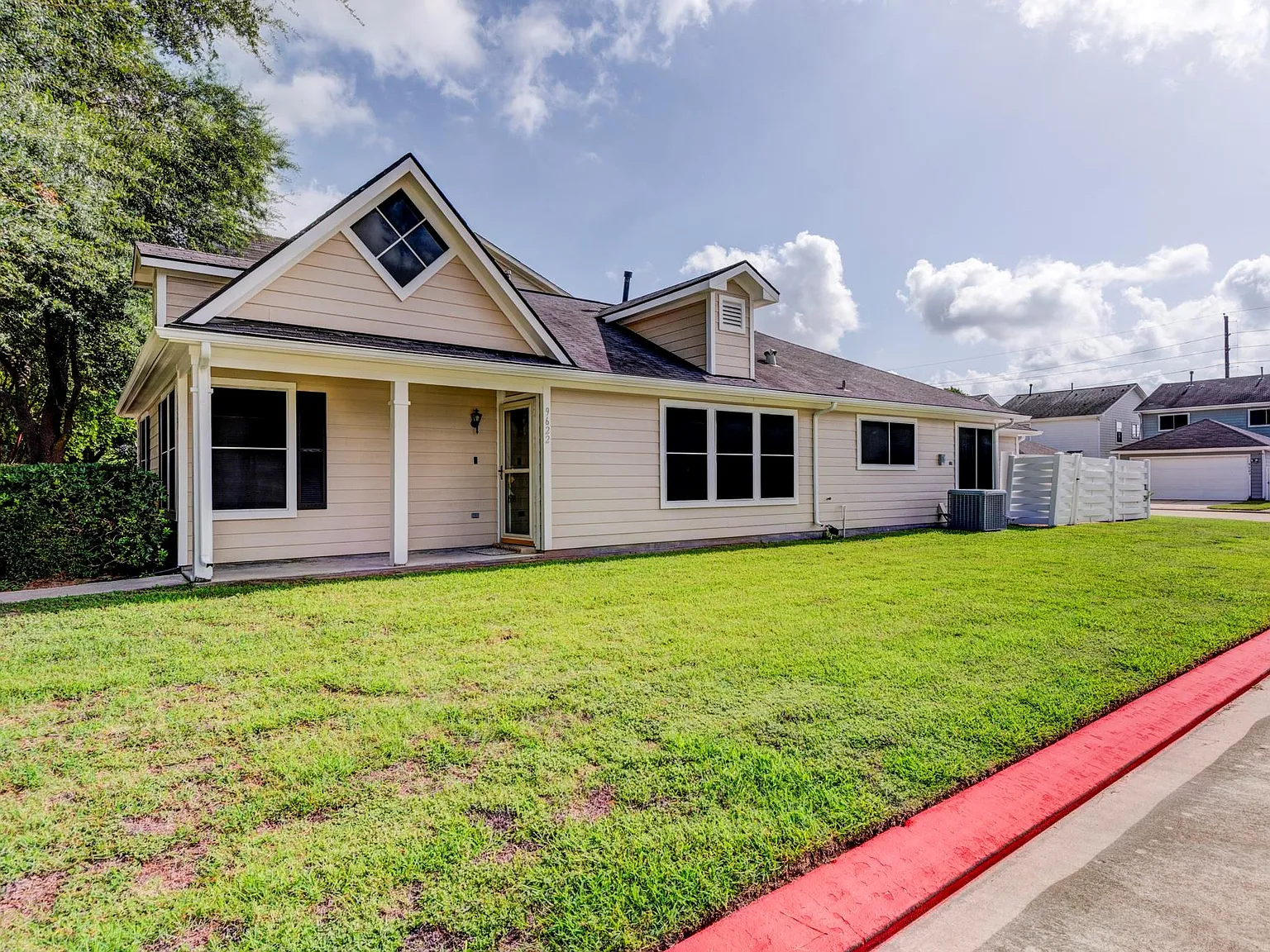 3 bed, 2.0 bath, 1432 sqft, $1,900 — Photo 3