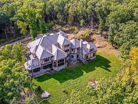 8 Beach Hill Road West