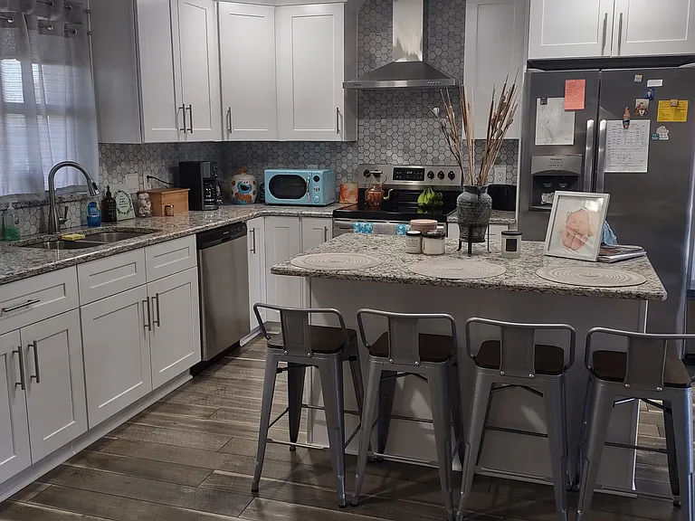 Ample kitchen with all modern amenities