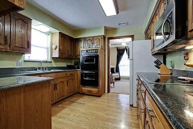 2nd image of 1414 Blake Dr