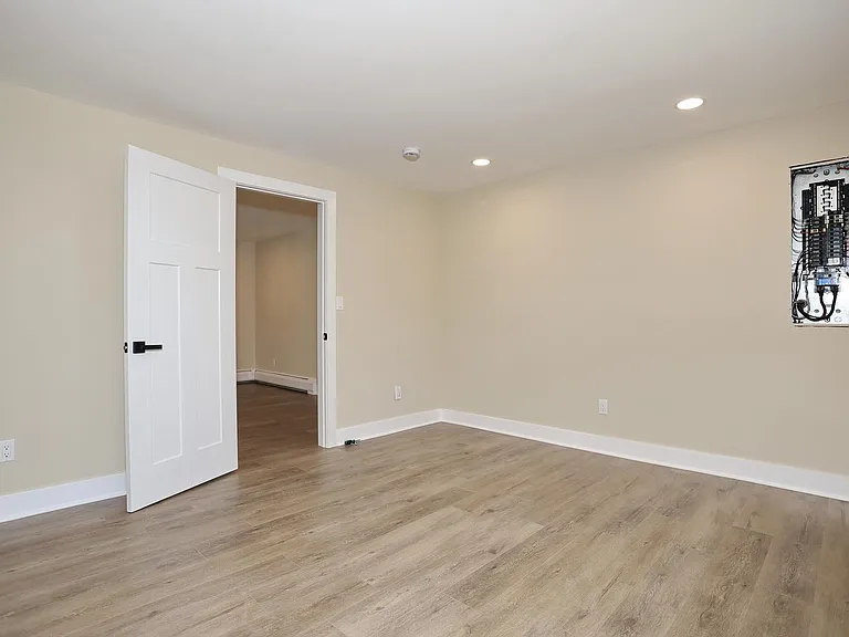 415 Goffle Rd — Photo 28