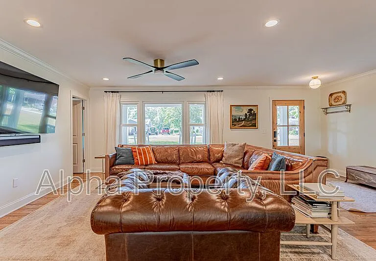 804 N Weston St — Photo 4