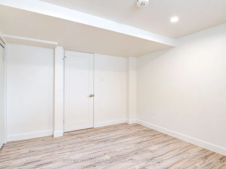 81 Culver Cres #B — Photo 32