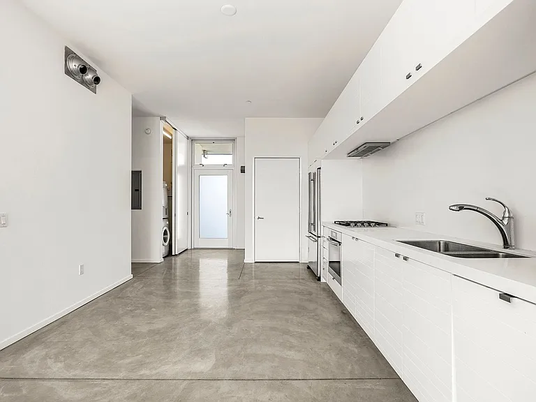 901 Hancock Ave — Photo 4