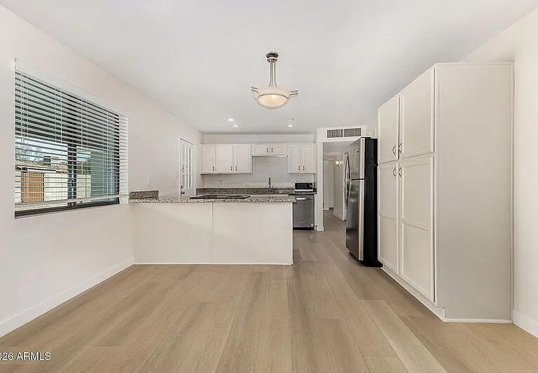 220 E McKinley St — Photo 16