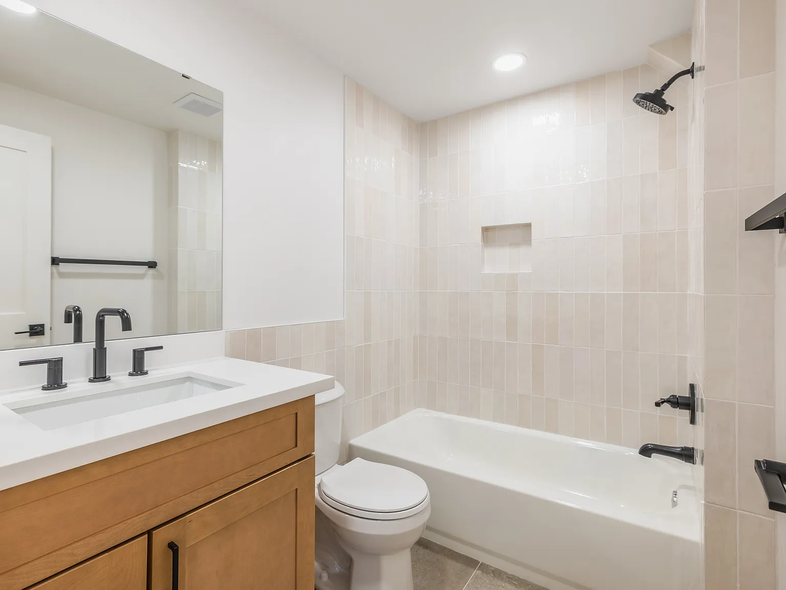 2 bed, 900 sqft, $2,000 — Photo 2