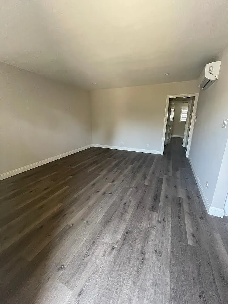 2360 Portland St — Photo 2