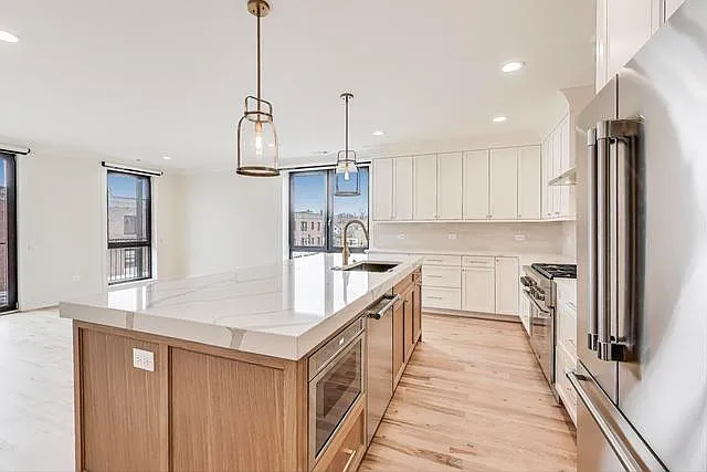 3 bed, 2.5 bath, $5,150 — Photo 3