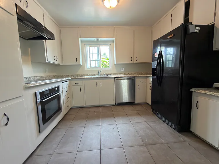 2605 S Bentley Ave — Photo 5