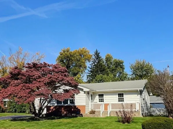 702 Sunset Dr, Kouts, IN 46347