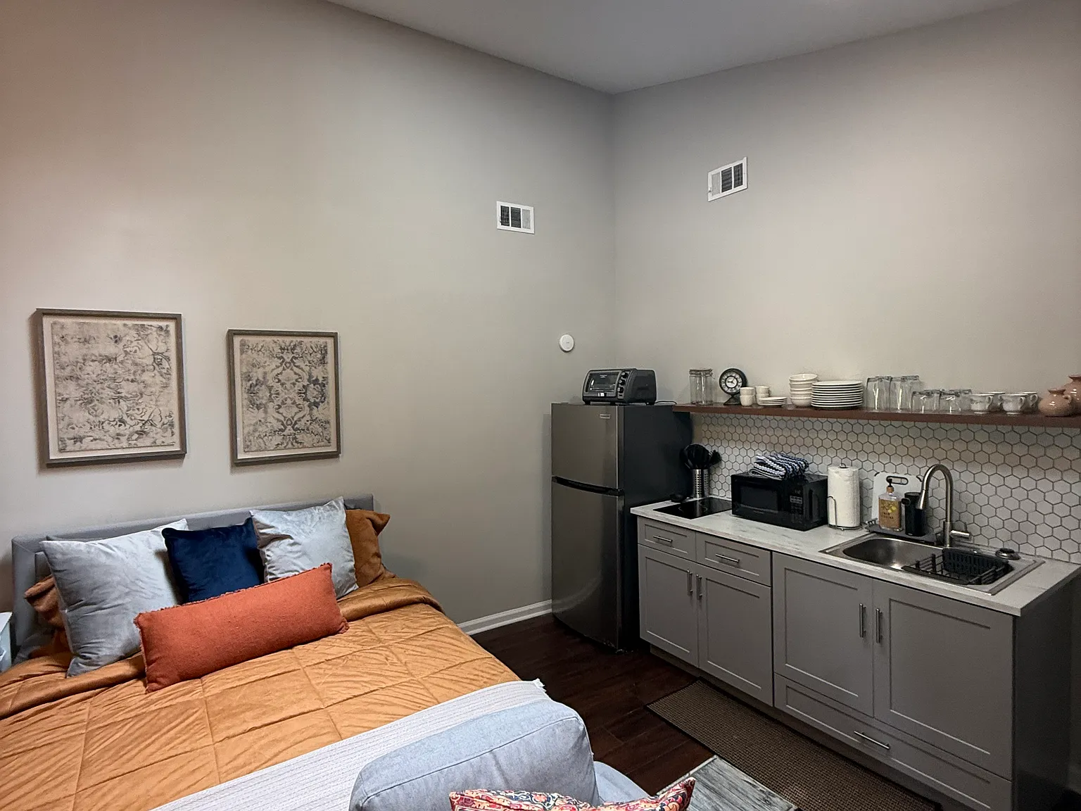 1 bed, 240 sqft, $1,000 — Photo 3