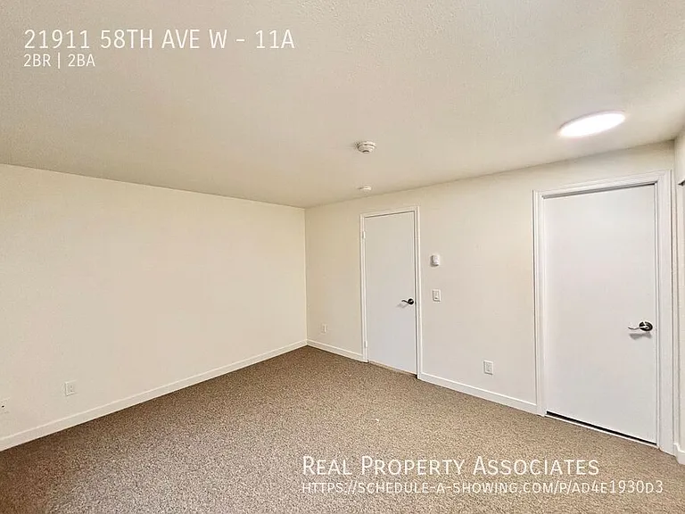 Hillcrest — Photo 12