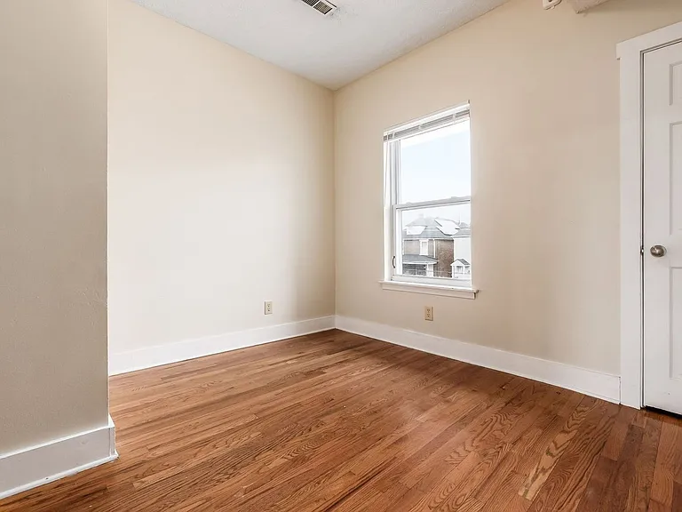 1371 Summit St #C — Photo 8