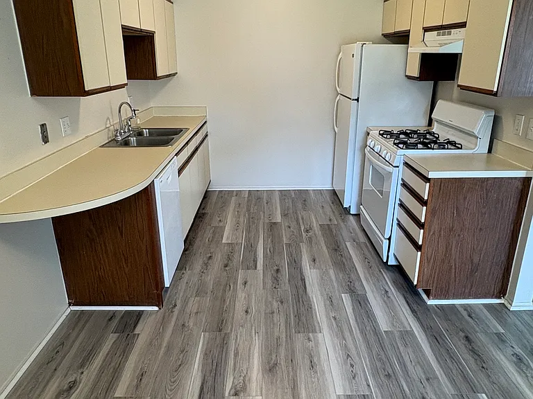 5923 Niles St — Photo 2