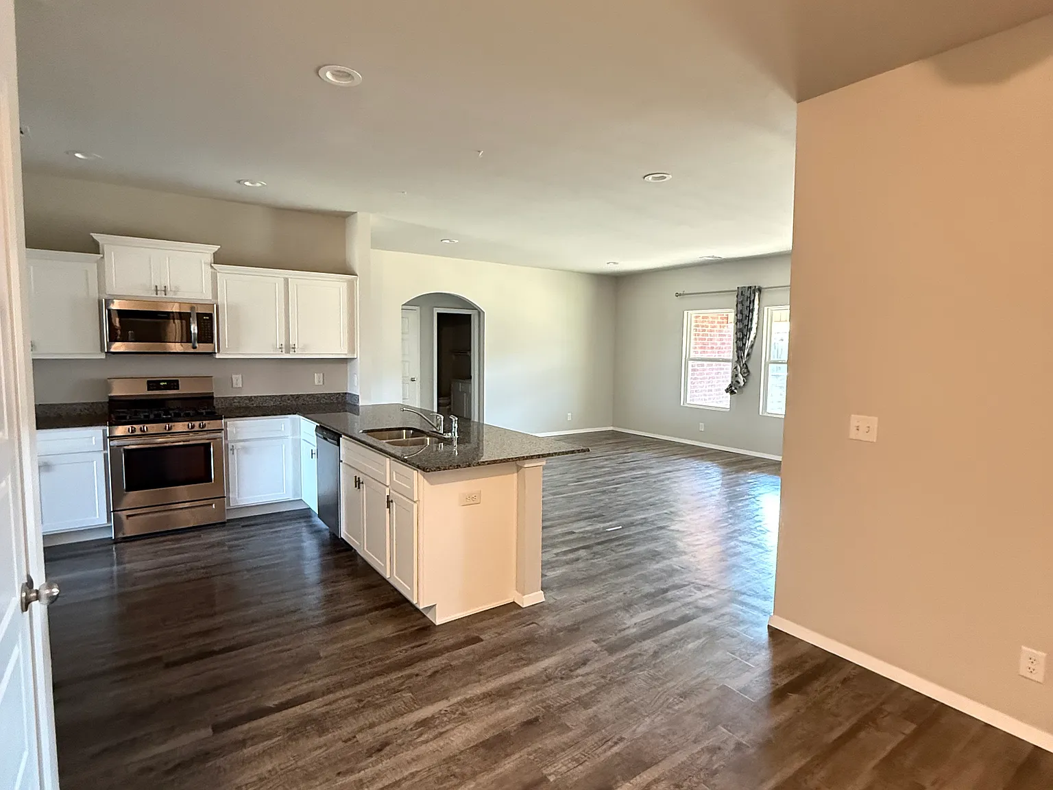 4 bed, 2028 sqft, $2,099 — Photo 3